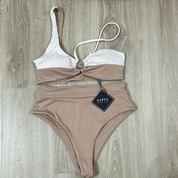 Never worn bathing suit - Picture 1 of 3